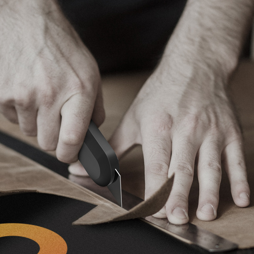 Нож строительный Deli HS EHT4008 135x30 мм, трапеция, Soft Touch, черный фото 2 Нож строительный Deli HS EHT4008 135x30 мм, трапеция, Soft Touch, черный фото 2