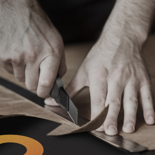 Нож строительный Deli HS EHT4018 18 мм, Soft Touch, черный фото 2